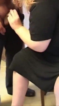 구멍에 자지와 장난감을 즐기는 음탕한 노부부