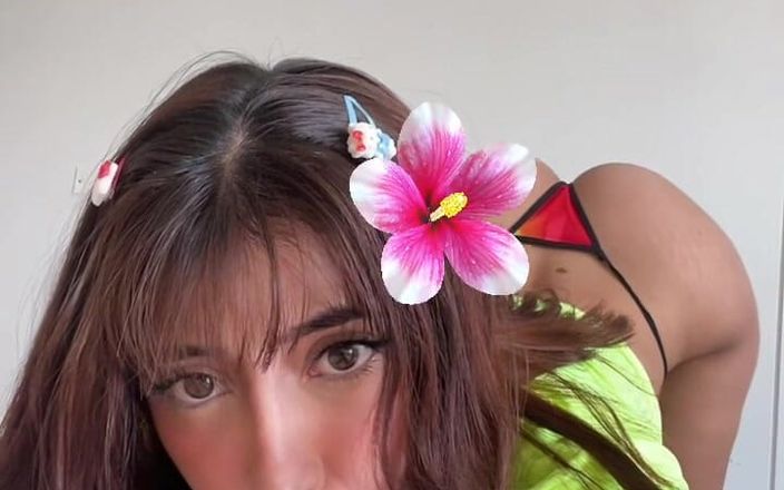 SweetGirl69: Aku sangat hot. Ayo lihat ini.
