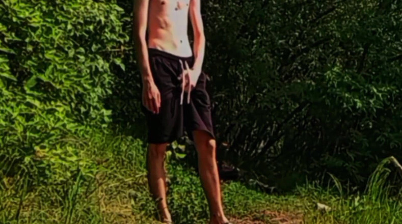 Fish Cam: Young Twink Guy Jerking off Dick on the Riverbank