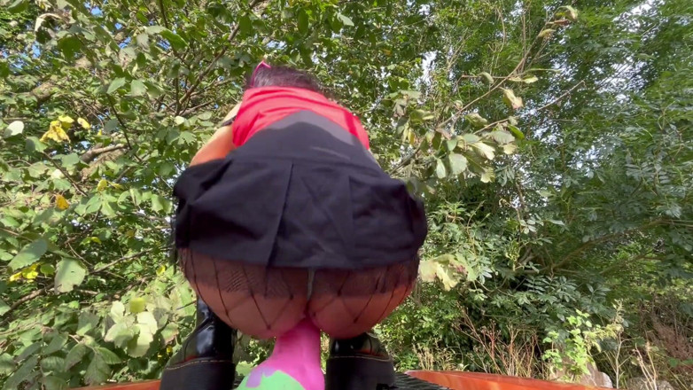 Hayley Quinn: PAWG Slut Rides Patrick Star Dildo on Landrover Defender Bonnet