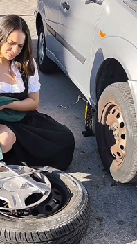 Dirndl sürtük kirli ve yağlı lastik değiştiriyor