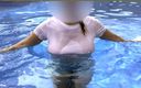 Wifey Does: La mogliettina si bagna le sue grandi tette nella piscina...