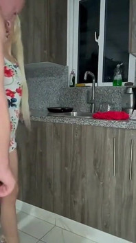 Awek panas dan seksi deepthroated dan dikongkek bapa tiri di dapur sehingga kedua-dua orgasme