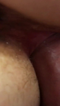 Desculpe, mas preciso fazer xixi. Você pode assistir se quiser. Dedo no cu. Close-up de cu e buceta Creampie.