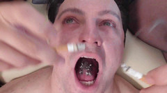 Femdom Austria: Lidský popelník nádherných nylonových dvojčat