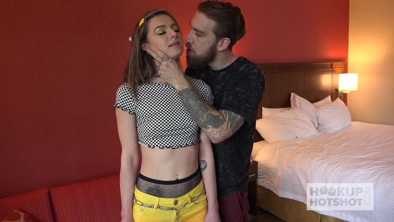 Hookup Hotshot: Avery Moon je tvrdě ošukána online jednorázovkou