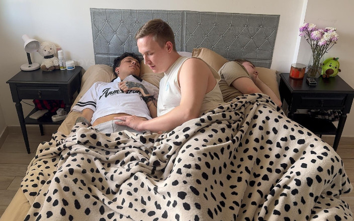 Arg Boys: Gör Inget Oväsen Så Att Din Styvbror Inte Märker Det! -...