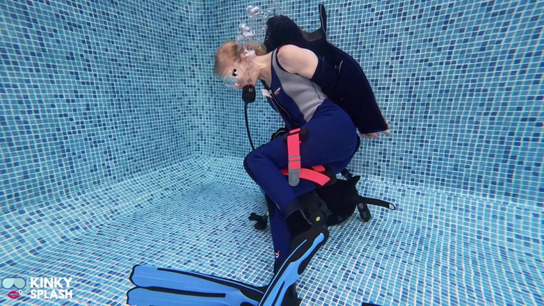 UKCuteGirl Lucy Lauren: Scuba strip - desafio subaquático e clímax de vibração