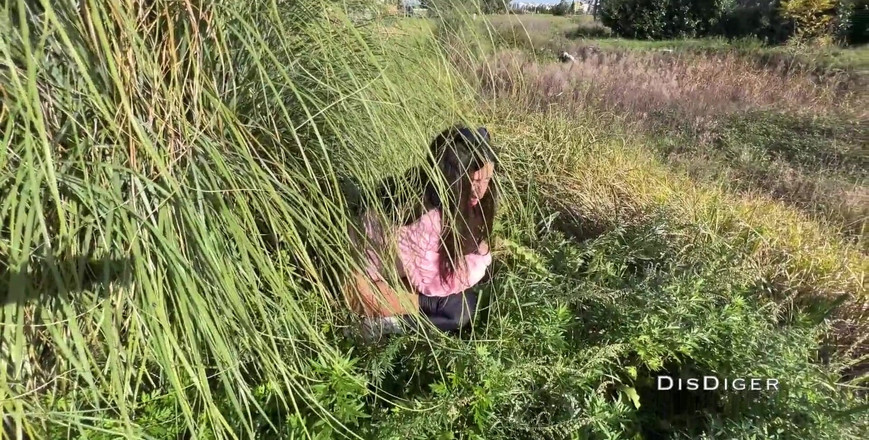 Dis Diger: मूतती लड़की को पकड़ा और चोदने के लिए उसे पहाड़ों पर ले गया