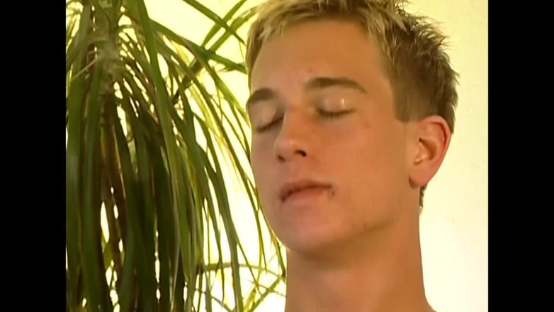 Street Boys Studio: Étirement du cul nu et baisers de sperme avec son...