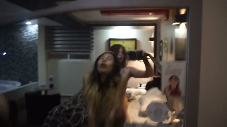 AcidSuccubus: Teman wanita transeksual berkongkek keras di bilik hotel pasangan sebenar...