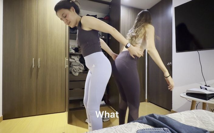 scarlettandc: Duas mulheres colocam suas roupas de academia, têm um braço...