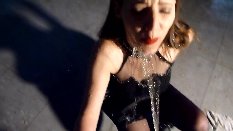 Viktoria Goo: Viktoria Goo - sobrecarga de mijo - S.O.S.! Estou me afogando!