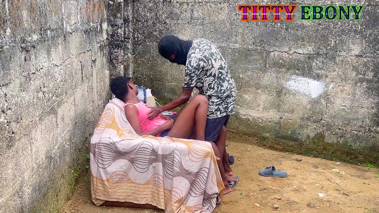 Titty_Ebony: Африканскую смуглую с большим черным членом и чернокожих тинок трахнули на креслахсексуальный хардкор на улице Где-то в Африке