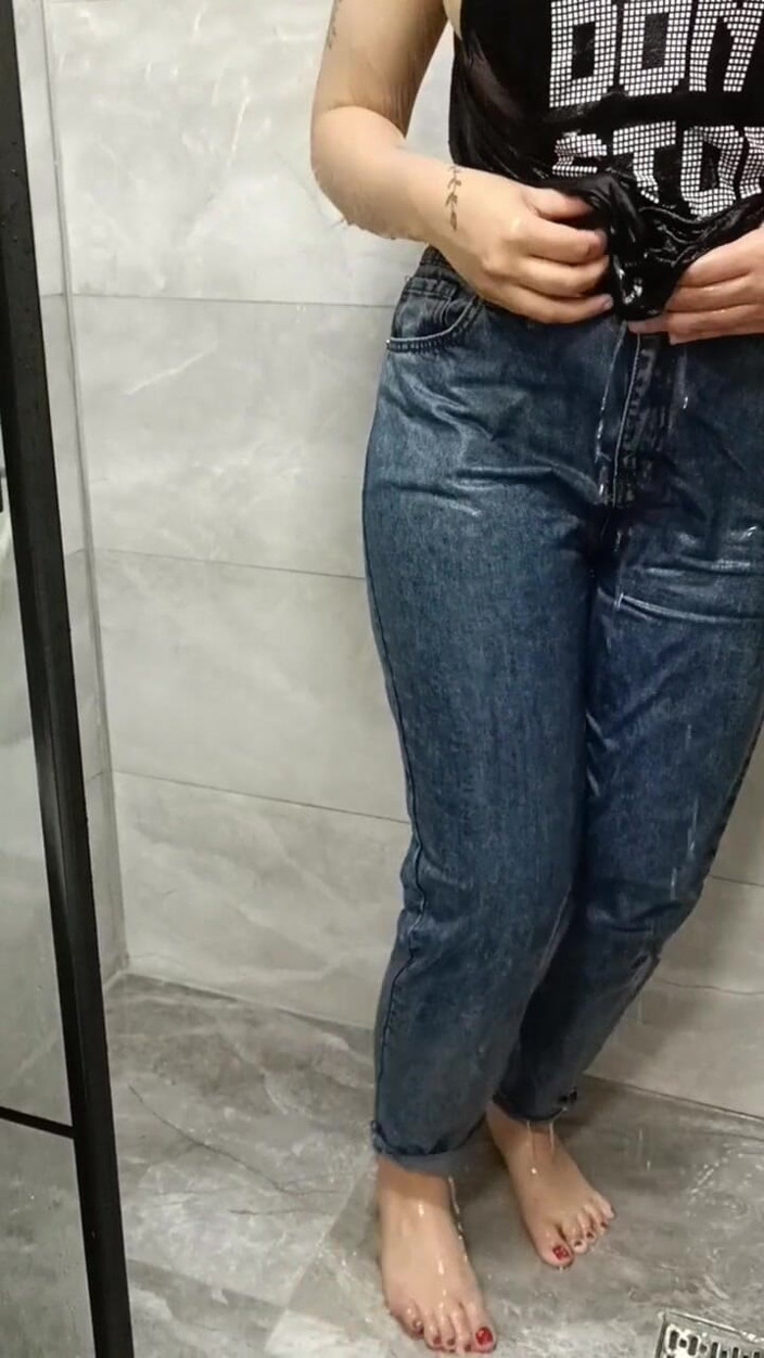 Esmer Tarcin: Sexy Show Getting Wet in the Shower in Clothes
