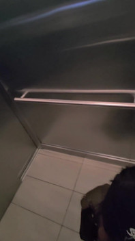 恥ずかしがり屋の少女がエレベーターで見知らぬ人の精液を飲み込むよう説得される