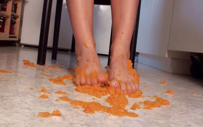 Foot Girls: La schiacciamento delle carote bambino