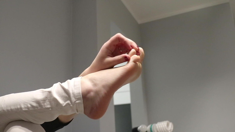 Anna Booty: Hraní nohou při sledování televize