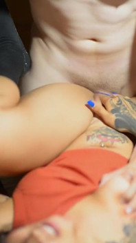 Scopata alla missionaria dello studente tatuato sexy con la figa stretta