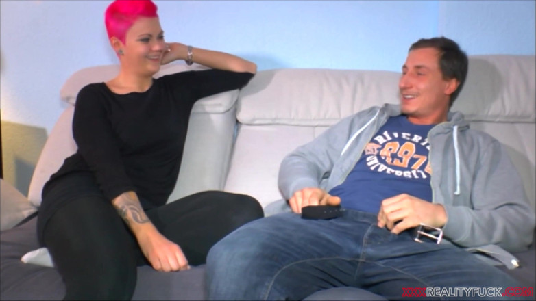 Czech Pornzone: Punk-chic mit rosa haaren ficken mit fremden und essen sperma