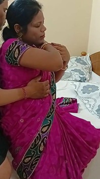 Bhabhi drăguță proaspăt căsătorită, excitată, muie adâncă în gât futându-se tare și sex nud în sari