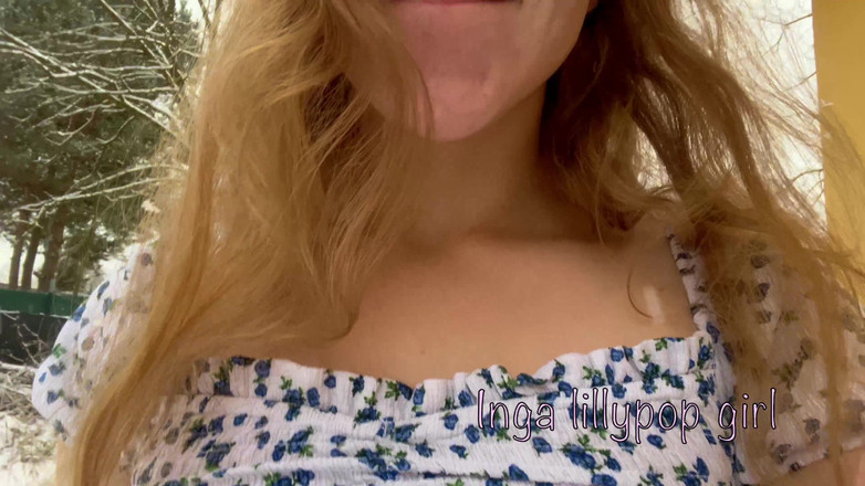 Inga lillypop girl: Gadis masturbasi dan buang air kecil di taman