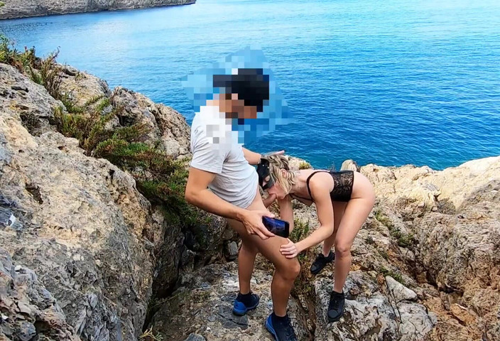 Sportynaked: Šukání na skalách na pláži ... Krásné polykání kouření a šukání zezadu