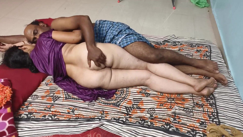 Sexy sindu: Une petite amie sexy se fait bouffe la chatte