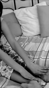 Nettes teen oley neckt sexy füße und muschi