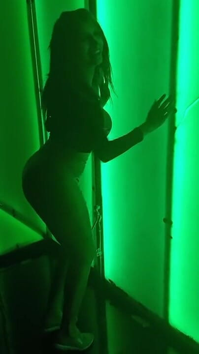 Barbietransxxxx: Travesti barda götünü gösteriyor
