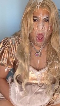 Sissy-zimmermädchen spielt mit dildo und falschem sperma