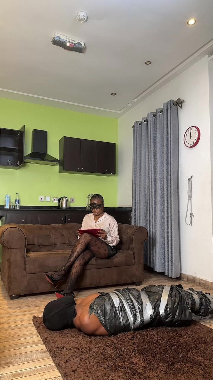 Domina Havi: Afrikanische Domina BDSM-bondage - Domina Havi