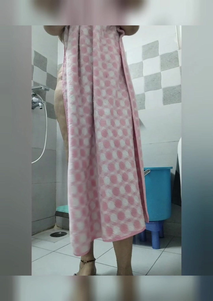 Hot Indian mommy: Indická macecha ve sprše striptýz