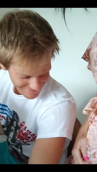 我在编辑新视频，而妮可变得太饥渴了