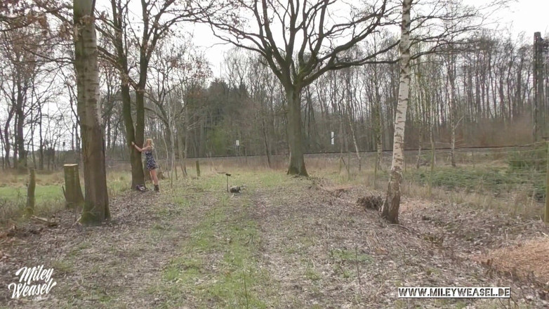 Miley Weasel: かわいい女の子が自分を縛り、公衆の場でセックスされた