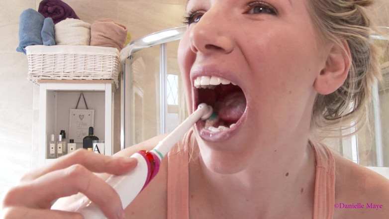 Danielle Maye: Cepillo de dientes eléctrico rosa
