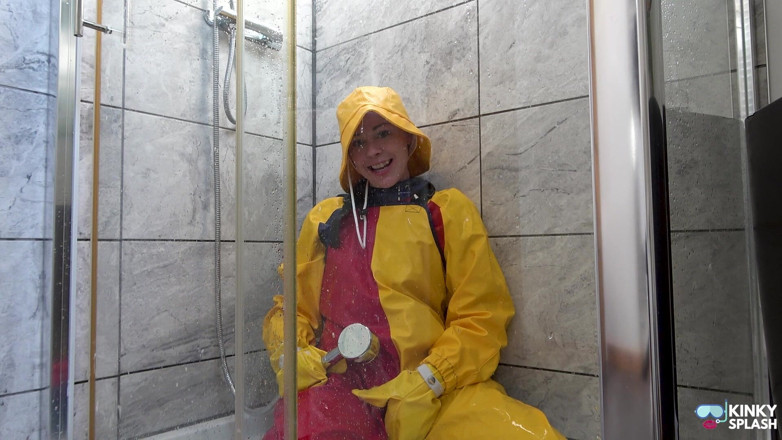 UKCuteGirl Lucy Lauren: Dubbellaags Pvc Rainwear &amp; Wetsuit: doorweekt, zeepachtig douchespel