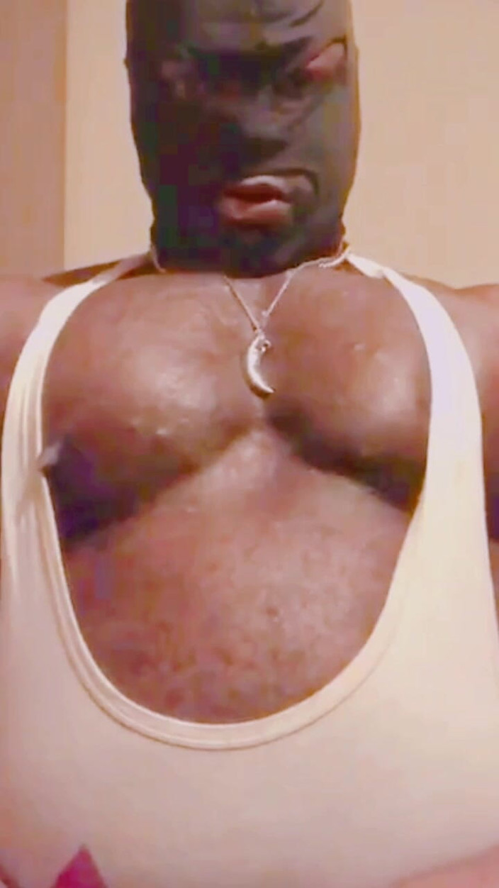 Black smoking muscle stepdad: Verbální hra s velkými svaly a kouřová akce