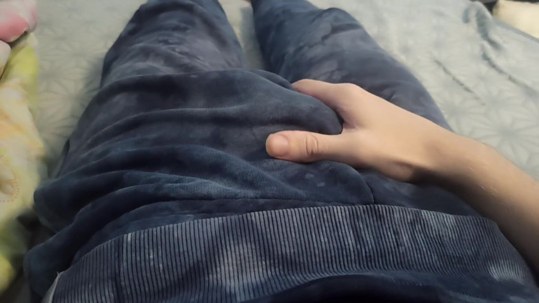 Pasha: Chlap v kalhotách masíruje své