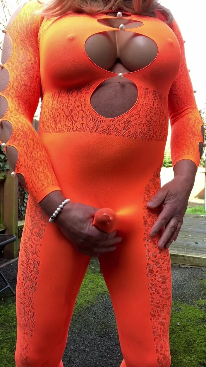 Kellycd2022: Amatir crossdresser kellycd2022 milf seksi kencing di bodysuitku