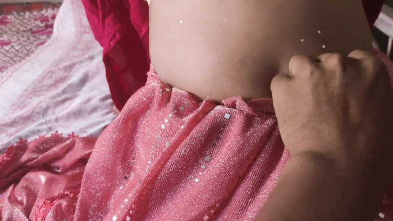 Lovely Dipti: 핫한 젖탱이를 보여주고 남친과 섹스하는 핑크색 사리 옷을 벗고 펠라하는 사랑스러운 Dipti