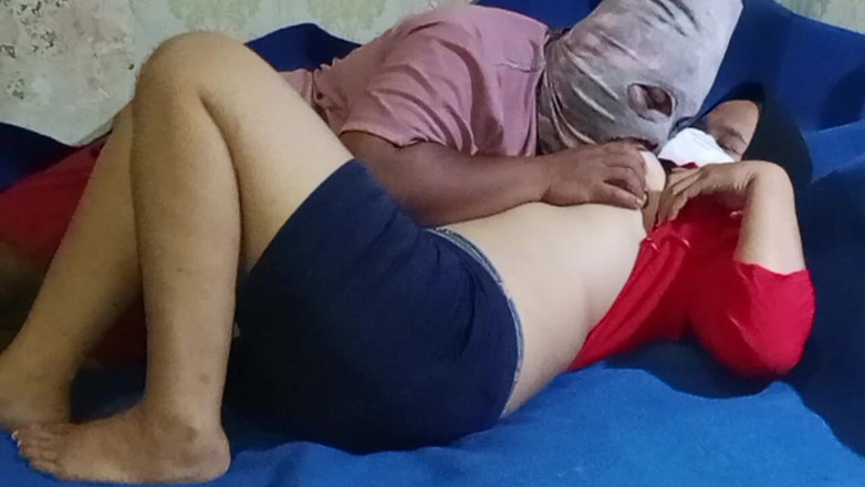 Babang endut: Âm hộ của vợ bạn tôi phun nước vì nó...