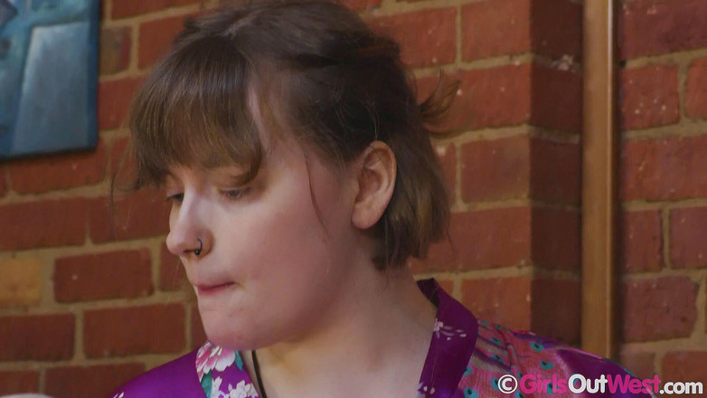 Girls Out West: Prsatá amatérka Lauryl si užívá ovoce a masturbuje se skleněným...