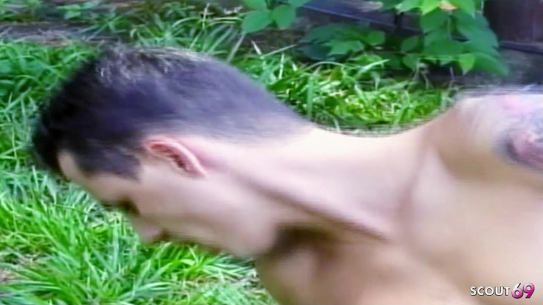 Shemale TS Collection: Une trans blonde excitée se fait sodomiser dehors par des...