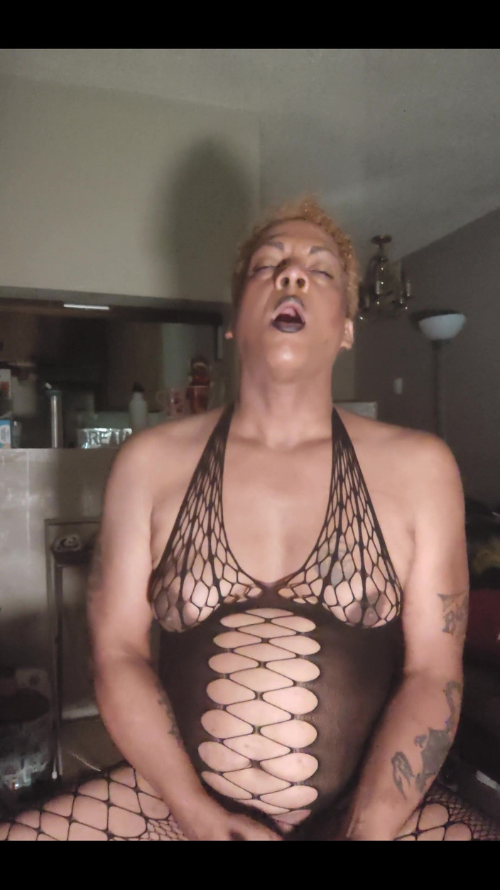 KNKY Bee: Samozřejmě, moje holka čůrák funguje a já ho používám.