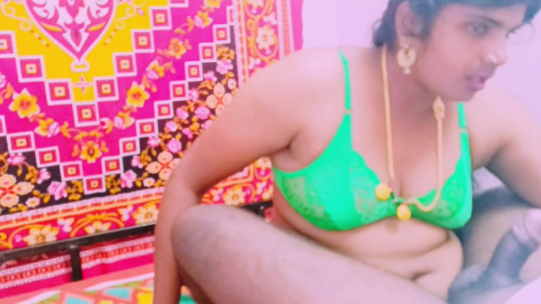 Telugu honey lips: Villege आंटी धोखा दे रही है गले में गहरे तक लंड चुसाई