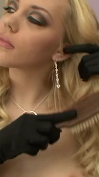 Ces trois jolies salopes blondes Adrianna Nicole Annette Schwarz et Lorelei Lee ont fait l’amour lesbien