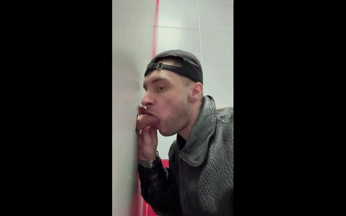 KinkySirius: Scally Chav Boy i läderjacka försöker Glory Hole i första...