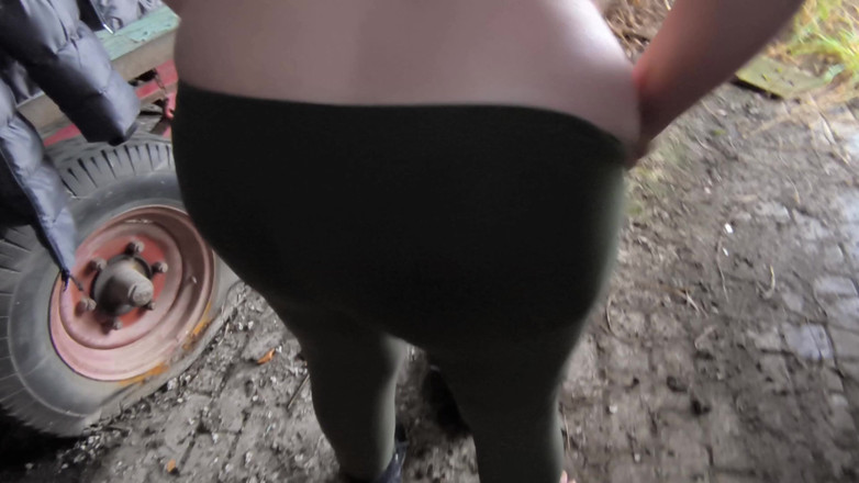 Bouncy Tits Action: Goală în ciorapi în timp ce ninge