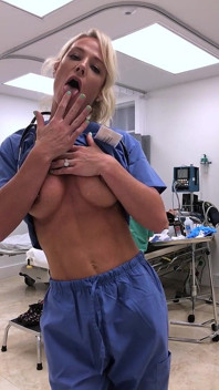 健康なmilf看護師が病院で自慰行為で解雇される